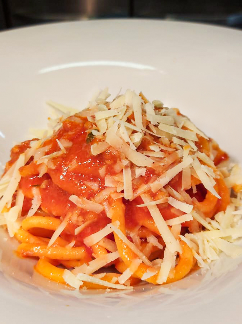 bucatini pomodoro con grana