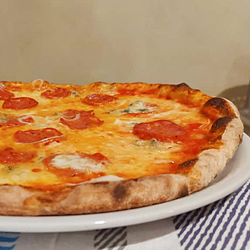 pizza salamino piccante piatto
